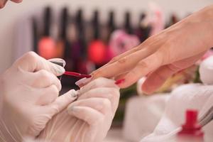 vrouw handen ontvangen een manicure foto