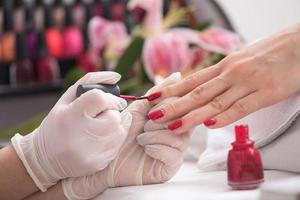 vrouw handen ontvangen een manicure foto