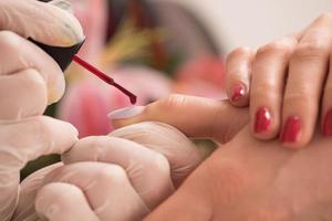 vrouw handen ontvangen een manicure foto