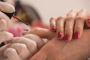 vrouw handen ontvangen een manicure foto