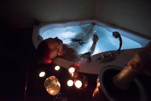 Mens ontspannende in de jacuzzi foto