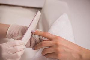 vrouw handen ontvangen een manicure foto