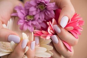 vrouw handen met manicure Holding bloem foto