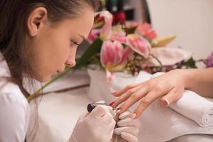 vrouw handen ontvangen een manicure foto