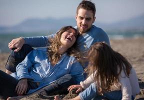 jong familie genieten van vecatie gedurende herfst foto