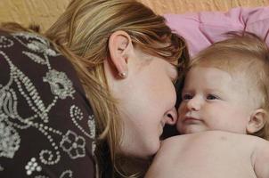 mooi blond jong moeder en schattig baby foto