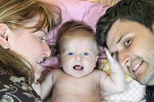 portret van jong familie met schattig weinig schatje foto