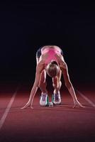 vrouw sprinter weggaan beginnend blokken foto