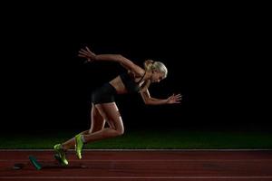 vrouw sprinter weggaan beginnend blokken foto