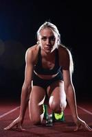 korrelig ontwerp van vrouw sprinter weggaan beginnend blokken foto