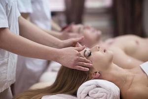 paar genieten van hoofd massage Bij de spa foto