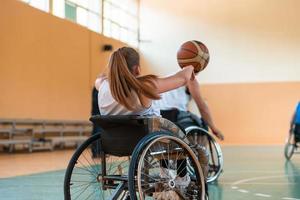 een jong vrouw spelen rolstoel basketbal in een professioneel team. geslacht gelijkwaardigheid, de concept van sport- met handicaps. foto