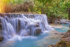 waterval in regenwoud (tat kuang si watervallen in laos.