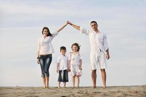 familie Aan strand tonen huis teken foto