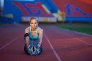 sportief vrouw Aan atletisch ras bijhouden foto