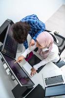 opstarten bedrijf, jong creatief professionals mensen team bespreken Aan vergadering Bij helder kantoor terwijl richten Aan dubbel toezicht houden op scherm computer voor suggesties en helpen in project foto