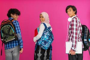 een groep van Arabisch tieners, een leerling team wandelen vooruit in de toekomst en terug naar school- de concept van een roze achtergrond. de concept van geslaagd onderwijs voor jong mensen. selectief focus foto