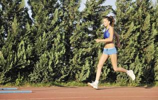 vrouw jogging Bij vroeg ochtend- foto