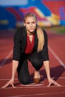 bedrijf vrouw klaar naar sprint foto