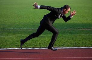 bedrijf Mens klaar naar sprint foto