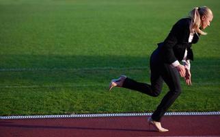 bedrijf vrouw klaar naar sprint foto