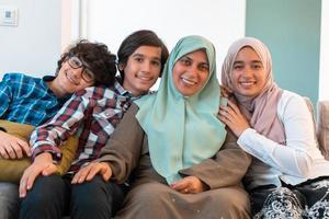 midden- oostelijk familie portret single moeder met tiener- kinderen Bij huis in leven kamer. selectief focus foto