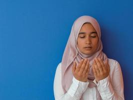 Arabisch vrouw moslim in traditioneel hijab kleren bidden namaz dua Open handen naar Allah foto