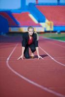 bedrijf vrouw klaar naar sprint foto