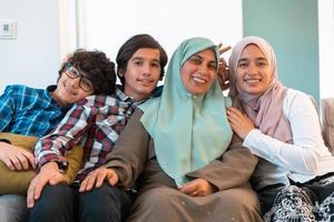 midden- oostelijk familie portret single moeder met tiener- kinderen Bij huis in leven kamer. selectief focus foto