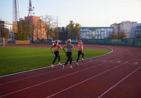 atleet vrouw groep rennen Aan atletiek ras bijhouden foto