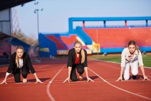 bedrijf vrouw klaar naar sprint foto