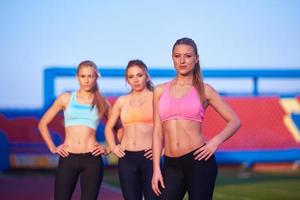 atleet vrouw groep rennen Aan atletiek ras bijhouden foto