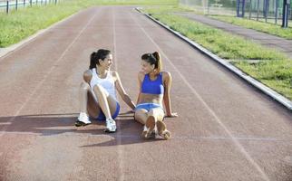 gelukkig jong vrouw Aan atletisch ras bijhouden foto