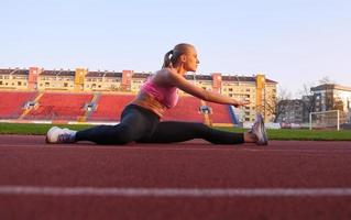 sportief vrouw Aan atletisch ras bijhouden foto