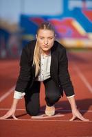 bedrijf vrouw klaar naar sprint foto