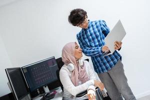 opstarten bedrijf, jong creatief professionals mensen team bespreken Aan vergadering Bij helder kantoor terwijl richten Aan dubbel toezicht houden op scherm computer voor suggesties en helpen in project foto