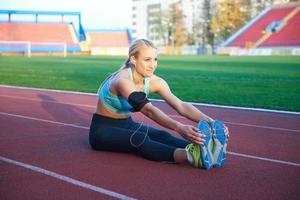 sportief vrouw Aan atletisch ras bijhouden foto