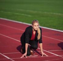 bedrijf vrouw klaar naar sprint foto