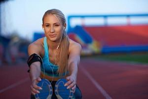 sportief vrouw Aan atletisch ras bijhouden foto