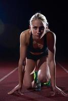 vrouw sprinter weggaan beginnend blokken foto