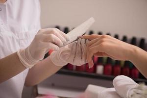 vrouw handen ontvangen een manicure foto