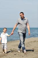 gelukkig vader en zoon hebben pret en genieten tijd Aan strand foto