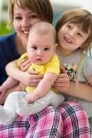 portret van jong moeder met haar kinderen foto