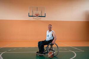 een foto van een oorlog veteraan spelen basketbal in een modern sport- arena. de concept van sport voor mensen met handicaps