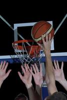 basketbalspeler in actie foto