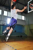 basket ball game speler bij sporthal foto