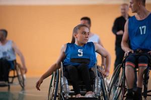 een jong vrouw spelen rolstoel basketbal in een professioneel team. geslacht gelijkwaardigheid, de concept van sport- met handicaps. foto