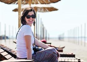 jong vrouw kom tot rust Aan strand foto