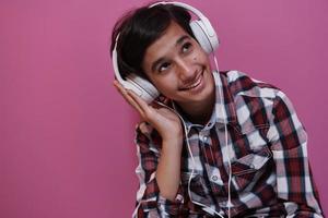 Arabisch tiener- jongen vervelend hoofdtelefoons en luisteren naar muziek- foto
