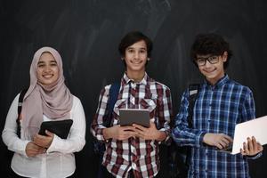 Arabisch tieners groep werken Aan laptop en tablet computer foto